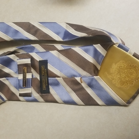 Donald J Trump Signature Collection Family Crest Executive Tie 3 1/4 Hand Tie - Picture 2 of 5